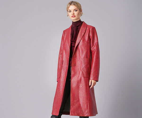 Must-have du mois : manteau en simili cuir rouge