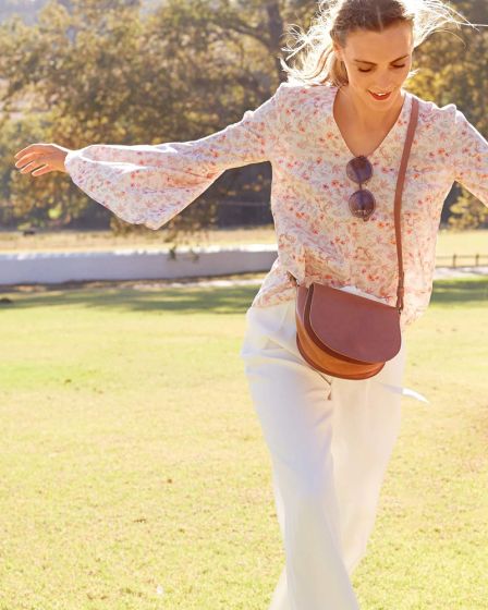 Blouses à manches corolle n°102 de Burda Style Juin 2017