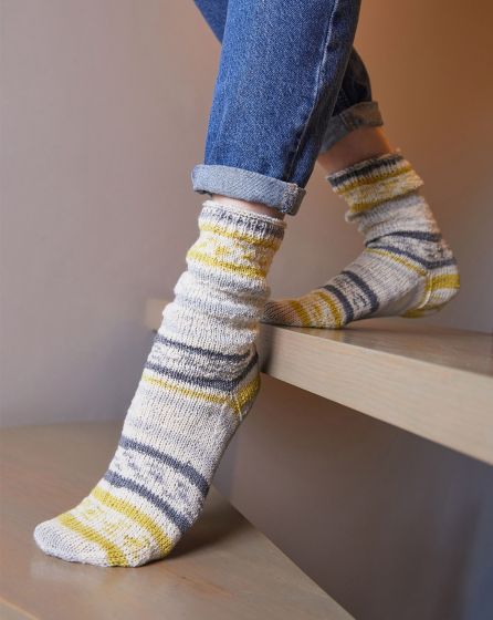 Chaussettes avec un dégradé jaune-bleu #07 | Burda Mailles n°22 - 2023