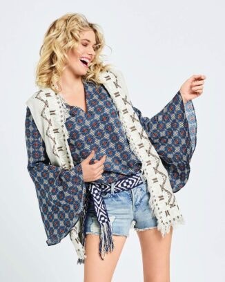 Blouses à manches corolle n°102 de Burda Style Juin 2017